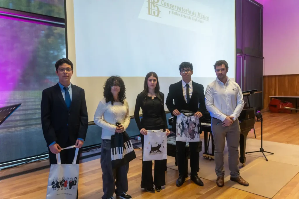 Director y alumnos de Conservatorio de Música Coyhaique