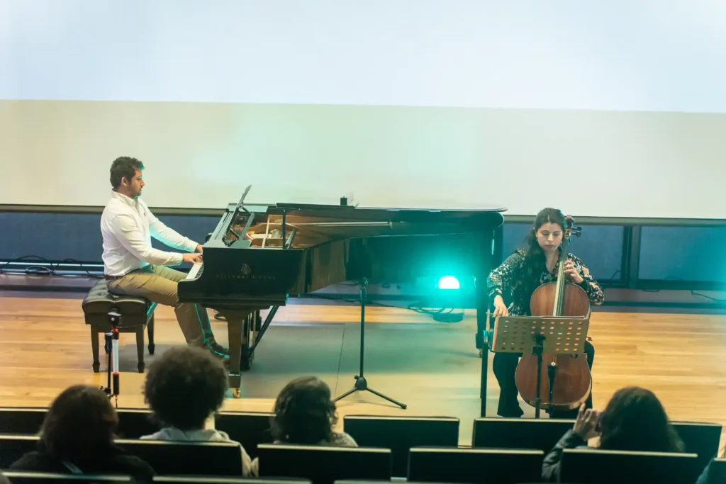 Profesores tocando piano y chelo